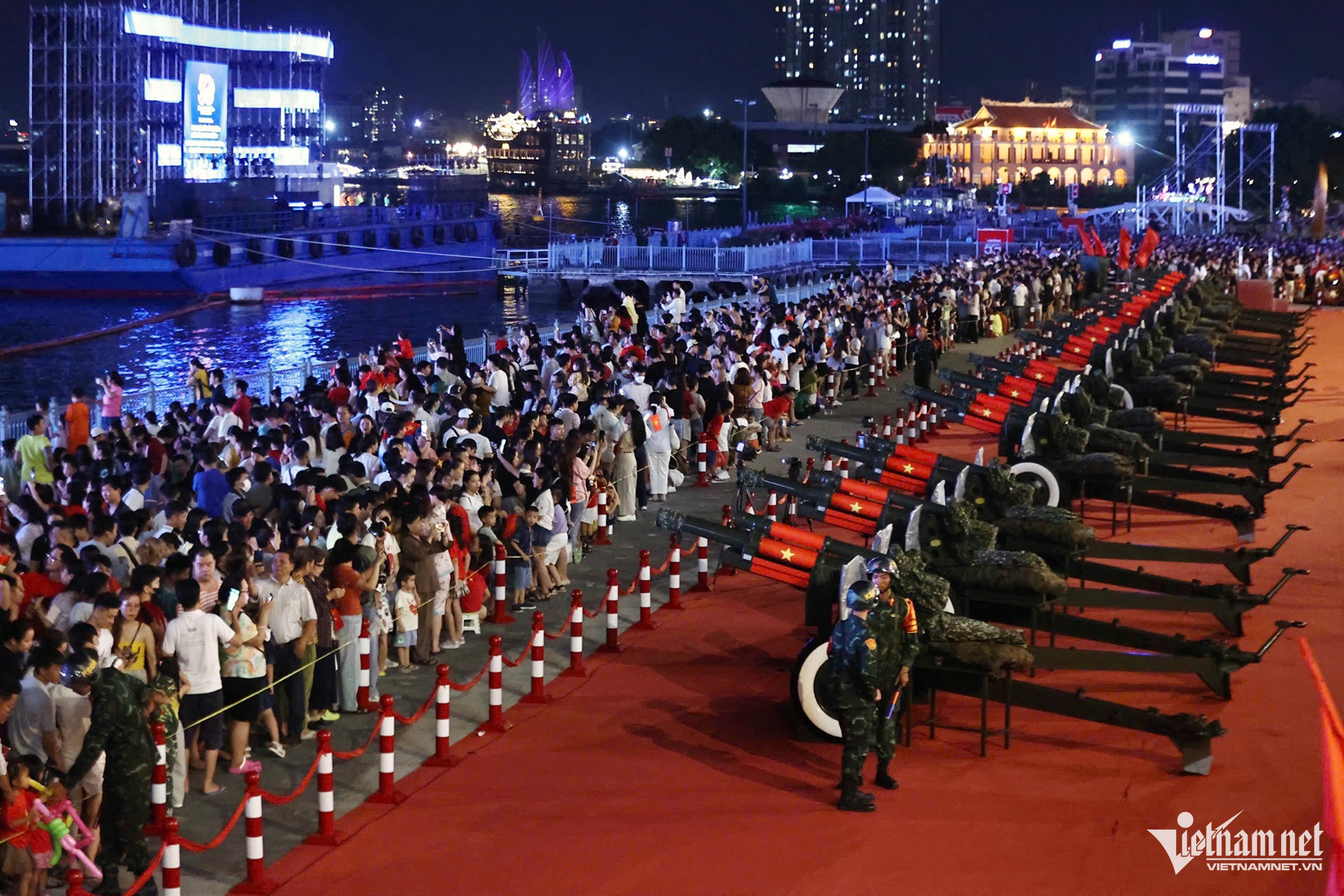 saigon fireworks4.jpg