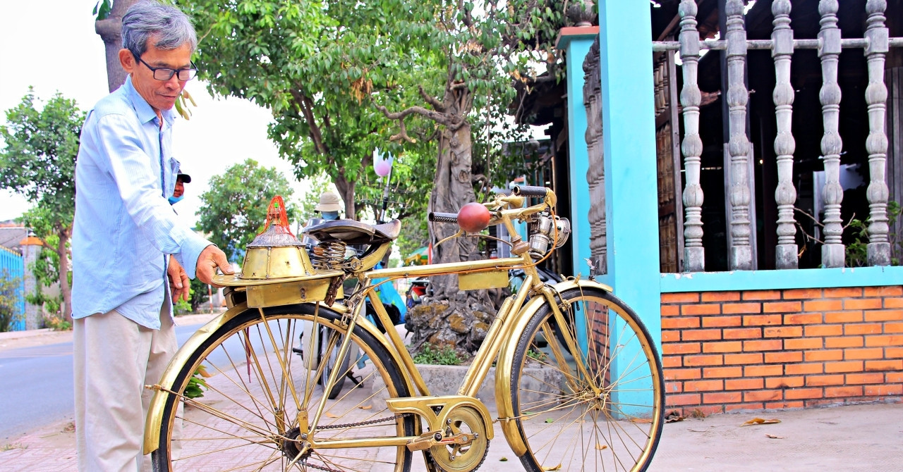 Vietnamese man treasures golden vintage bicycle, turns down billion-VND offers