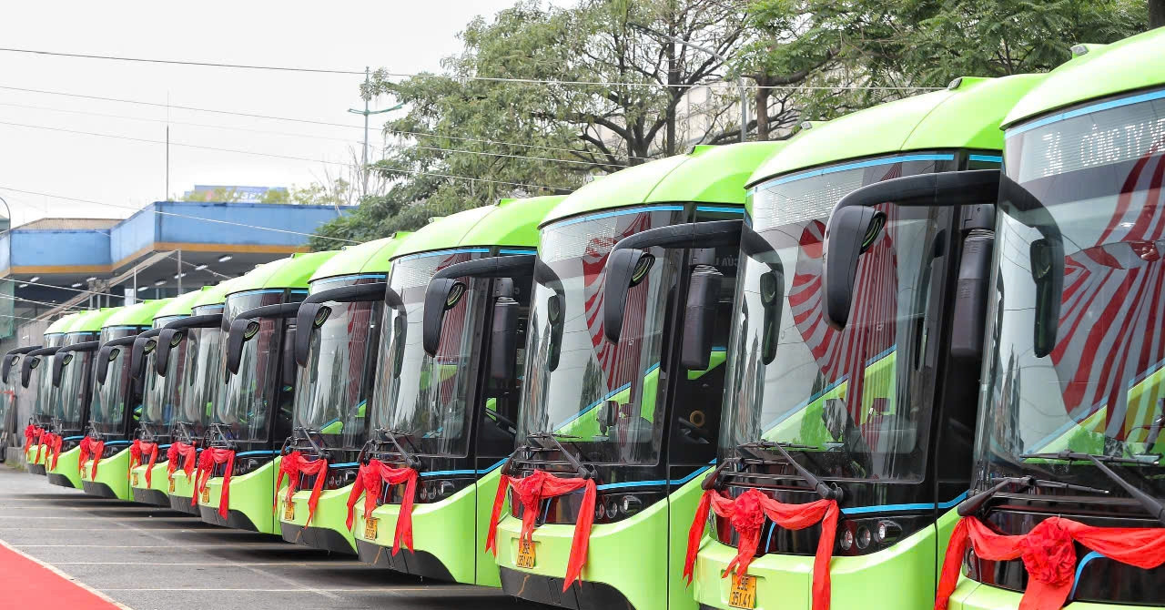 New electric bus line debuts in Hanoi, advancing green mobility