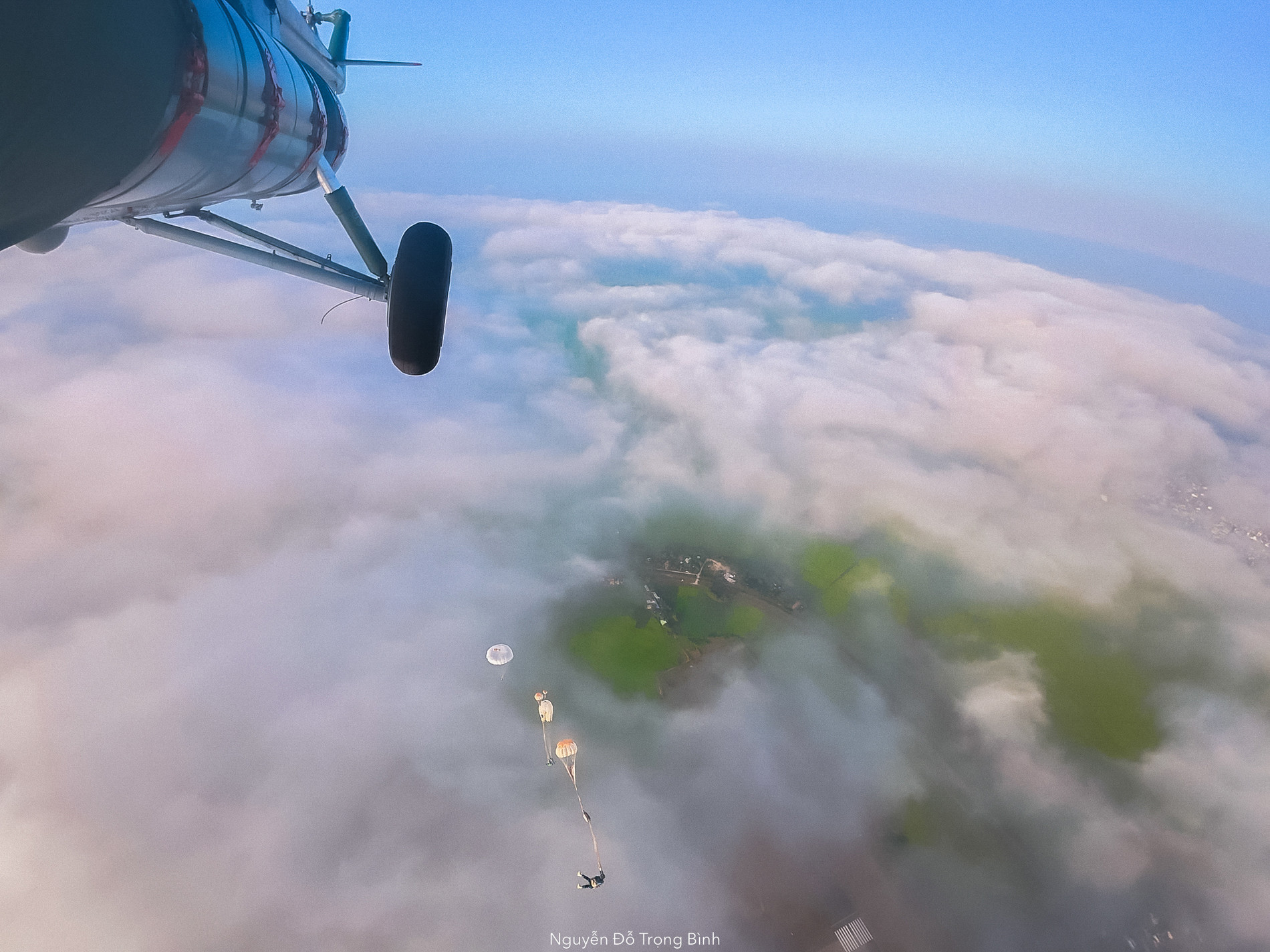 parachuting5.jpg