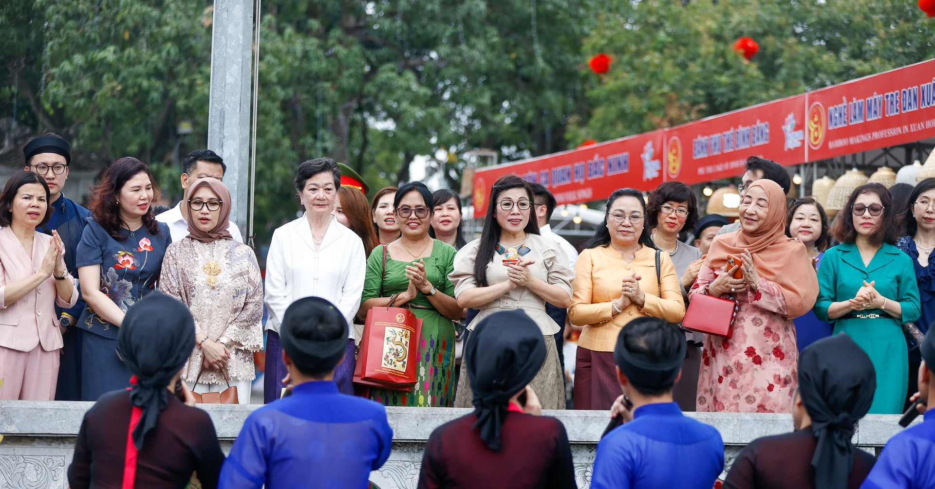 Prime Minister’s spouse introduces ASEAN diplomats to Bac Bling and folk arts