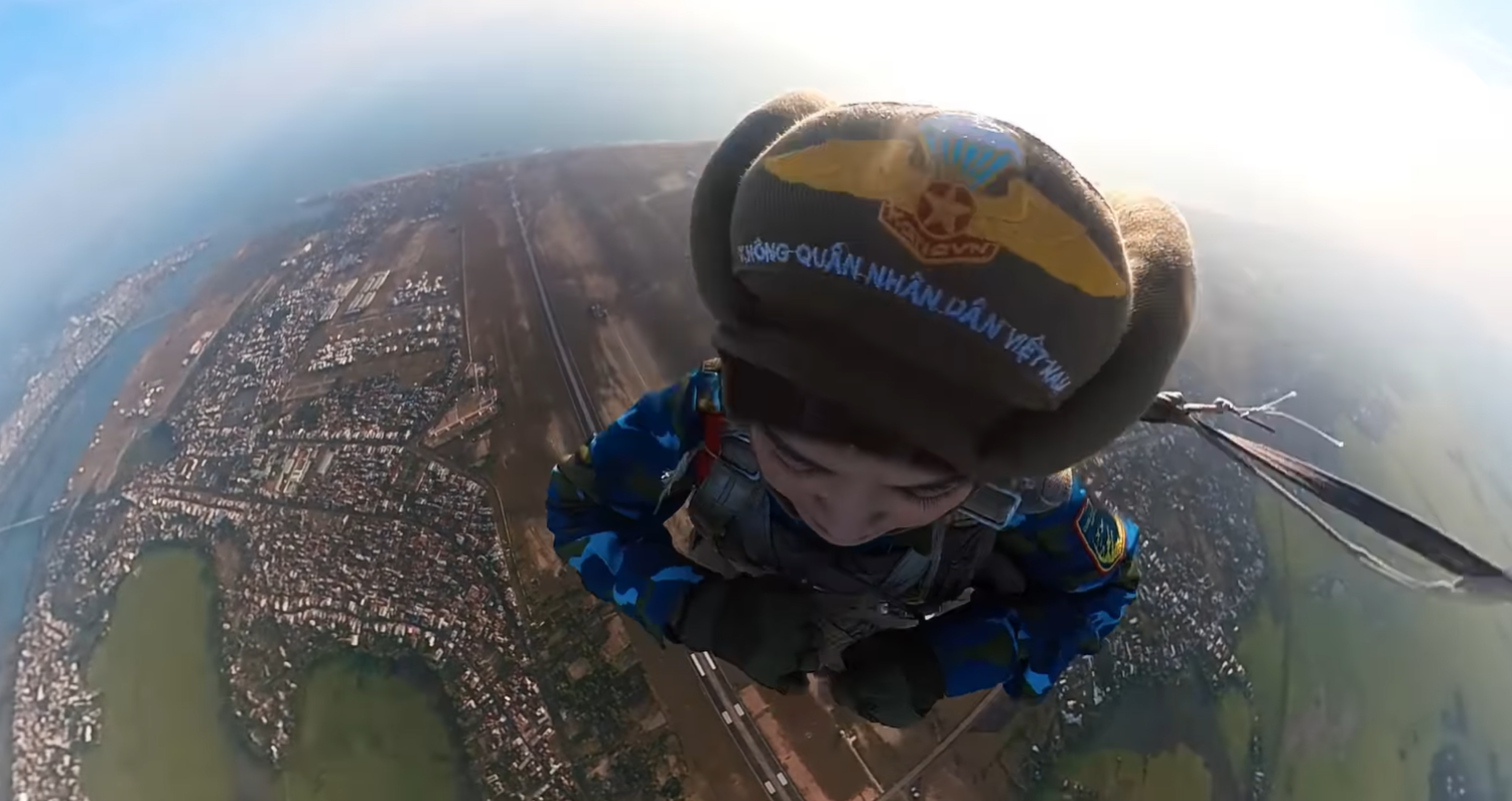 Three seconds in free fall: A Vietnamese woman’s skydiving triumph
