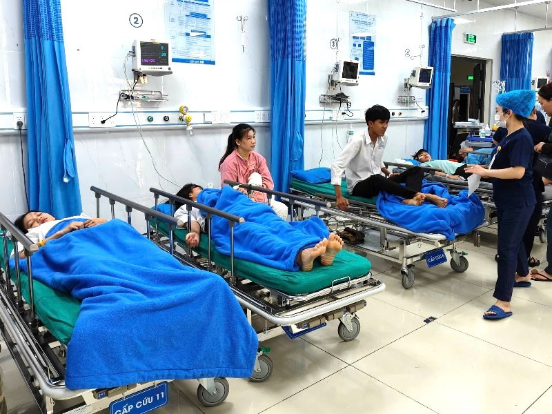 Xe chở học sinh gặp nạn 2.jpg