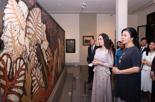 vna-potal-phu-nhan-ngo-phuong-ly-va-pho-chu-tich-quy-heydar-aliyev-tham-quan-bao-tang-my-thuat-viet-nam-7987381.jpg