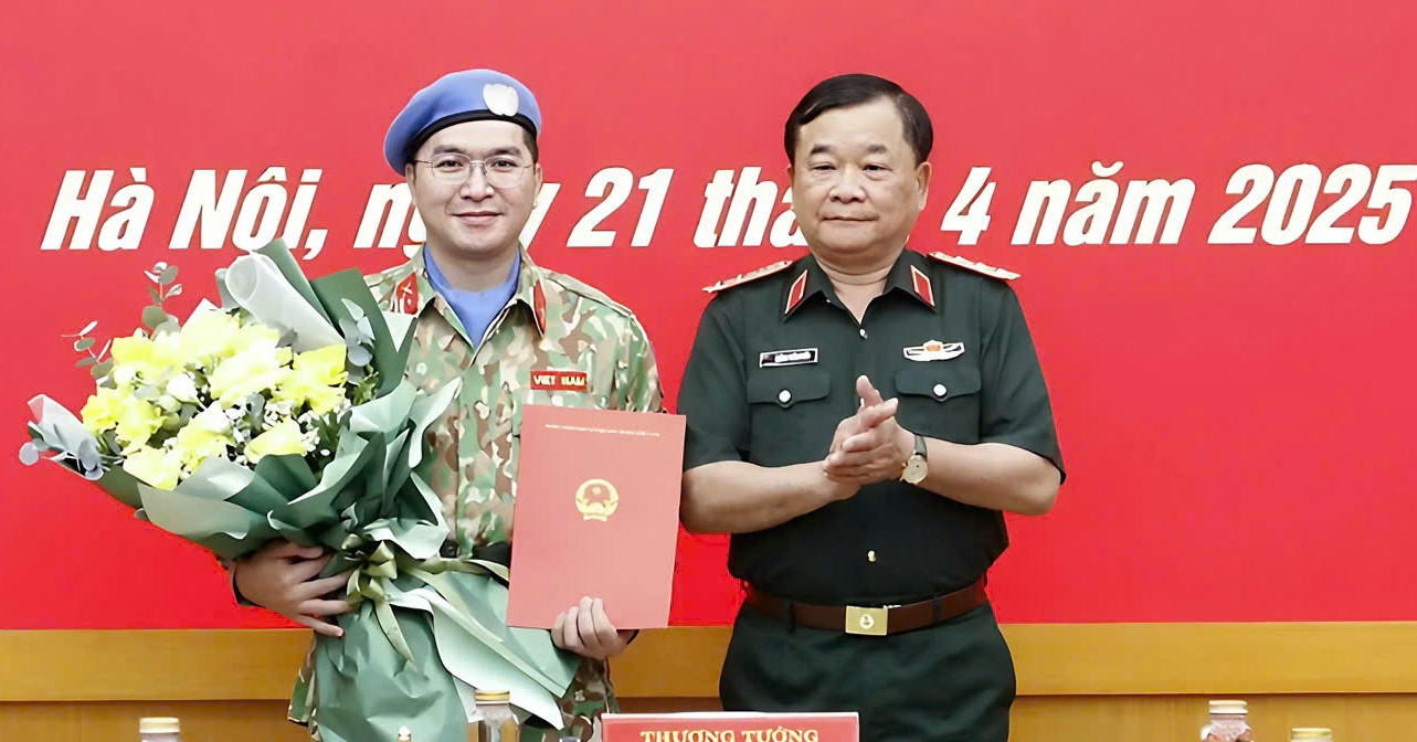 Vietnamese officer receives presidential order for UN peacekeeping mission