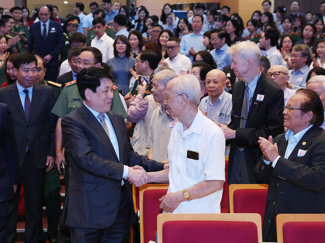 State President Luong Cuong shakes hands with delegates at the international seminar in Hanoi on April 23. (Photo: VNA)
