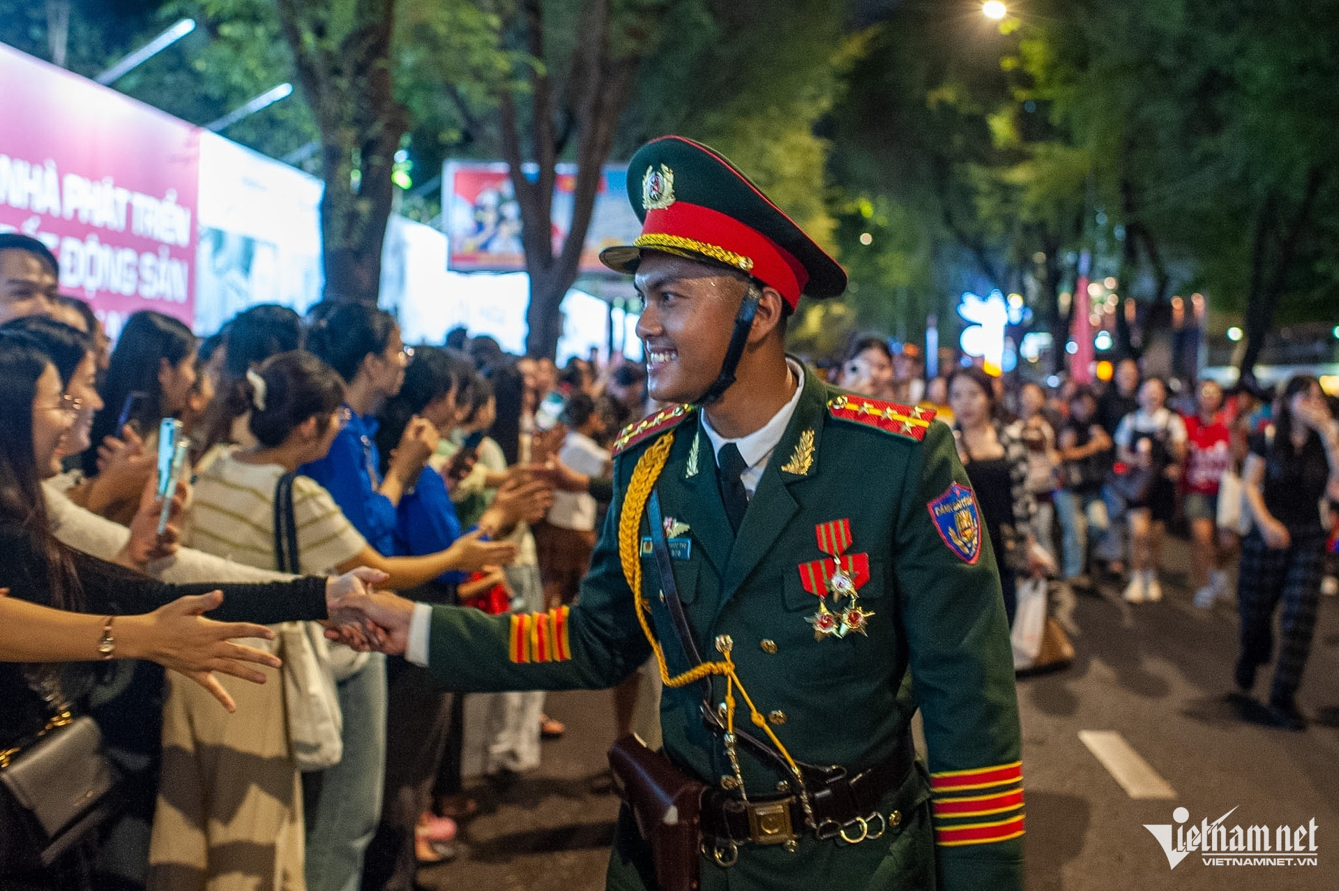 saigon parade11.jpg