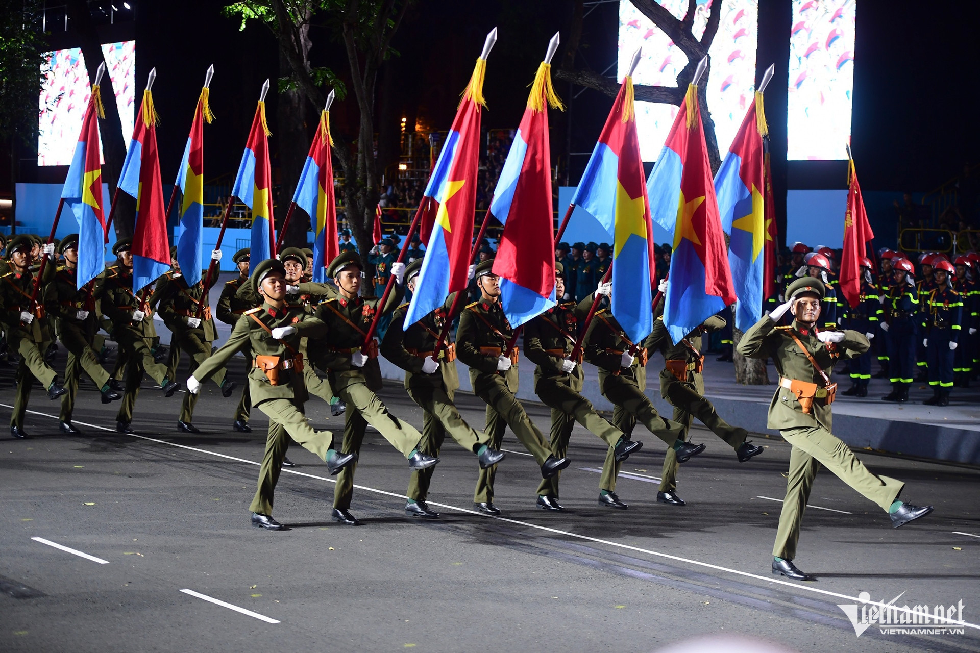 saigon parade7.jpg