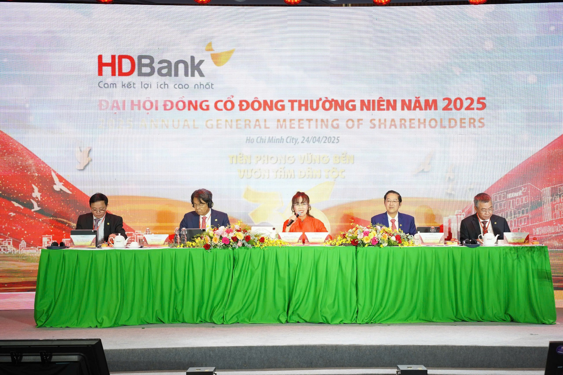 Đoàn chủ toạ HĐCĐ HDBank.jpg