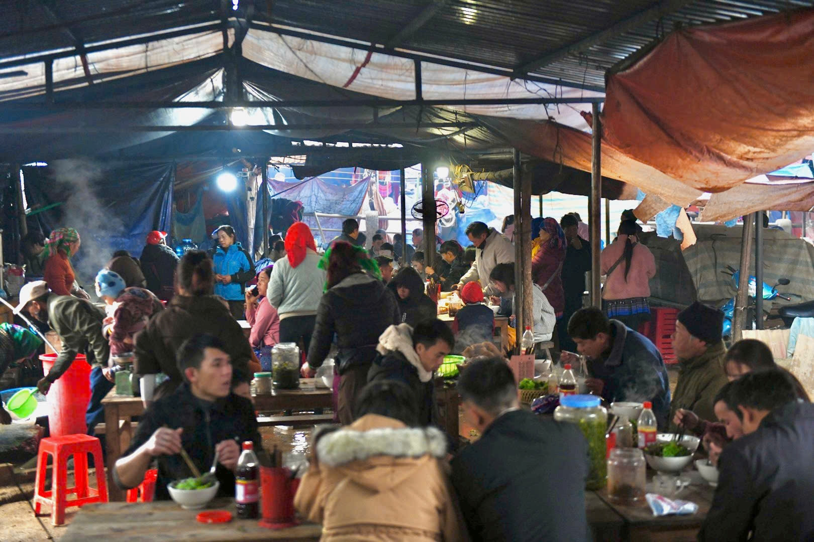 a1Đến phiên chợ Lùng Phình thưởng .jpg