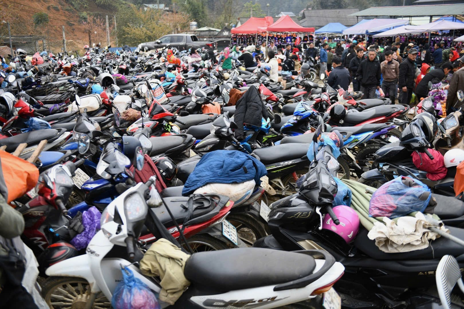 a12Đến phiên chợ Lùng Phình thưởng .jpg