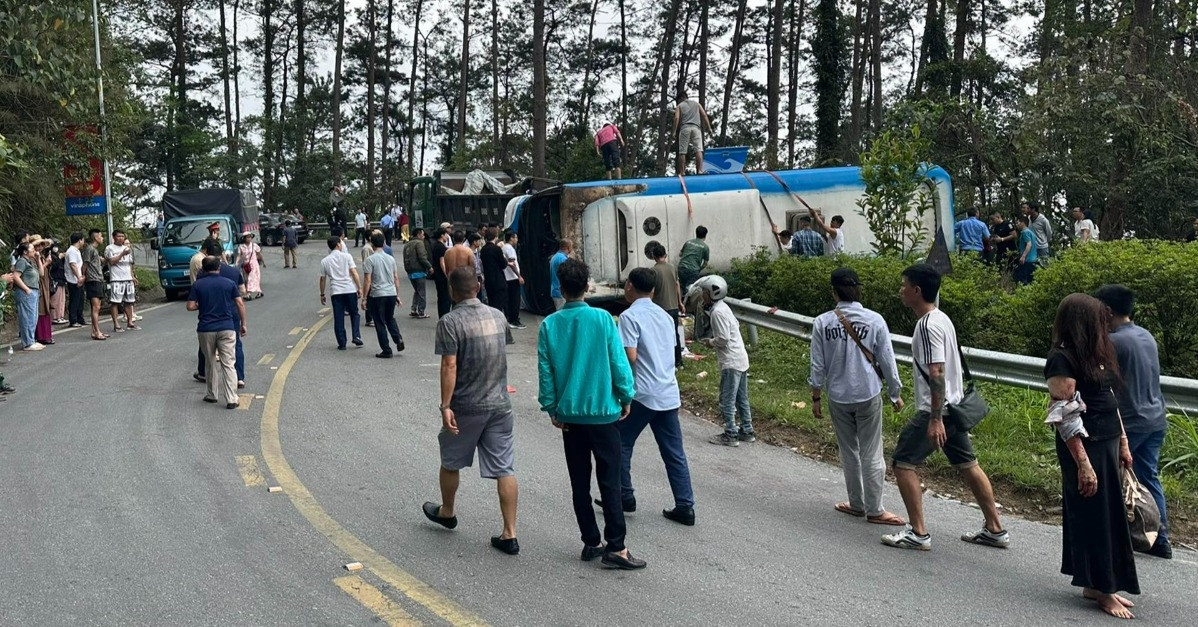 Bus overturns on Tam Dao pass, leaving one dead and several injured