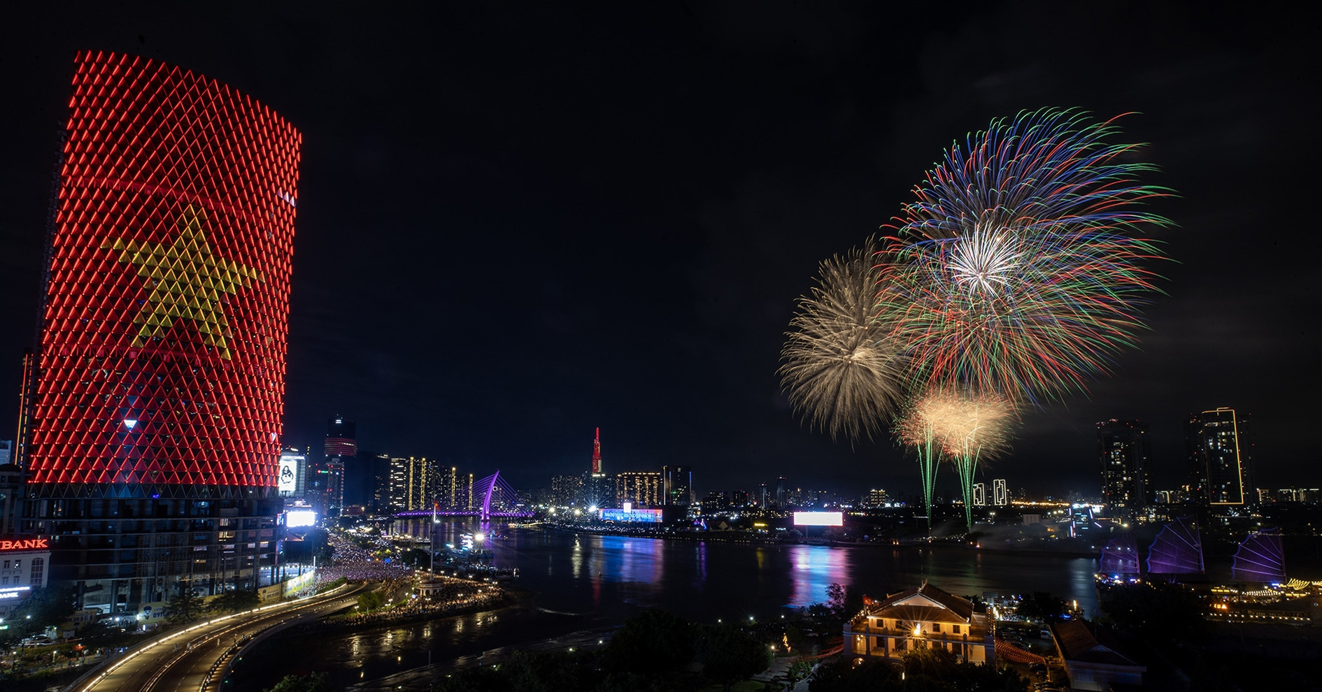 Fireworks dazzle Ho Chi Minh City skies ahead of April 30 celebrations