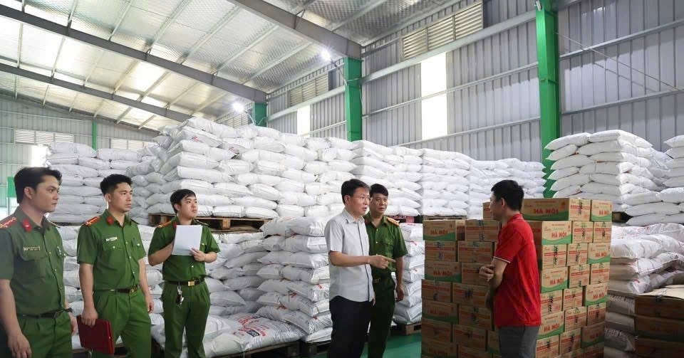 Police raid Phu Tho factory producing fake cooking oil and MSG