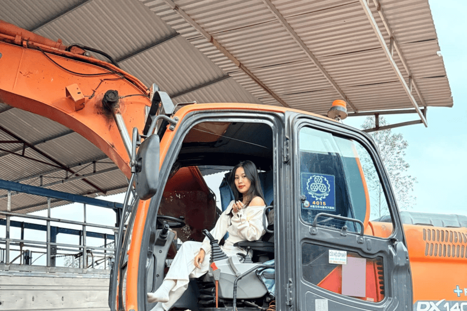 Young Bac Giang woman masters truck and excavator, wows onlookers