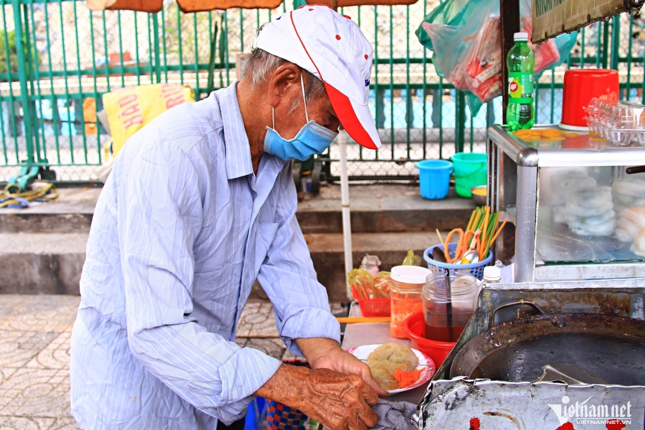 Elderly man sells banh he, recalls memories of his late wife