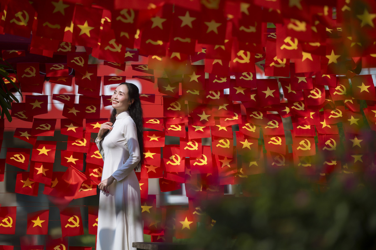 Hue glows red in celebration of 50 years of national reunification
