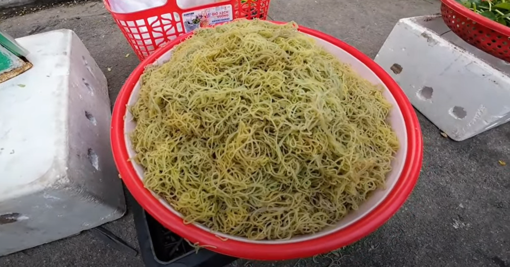 Jelly-like river noodles: The coastal delicacy of Nam O, Da Nang