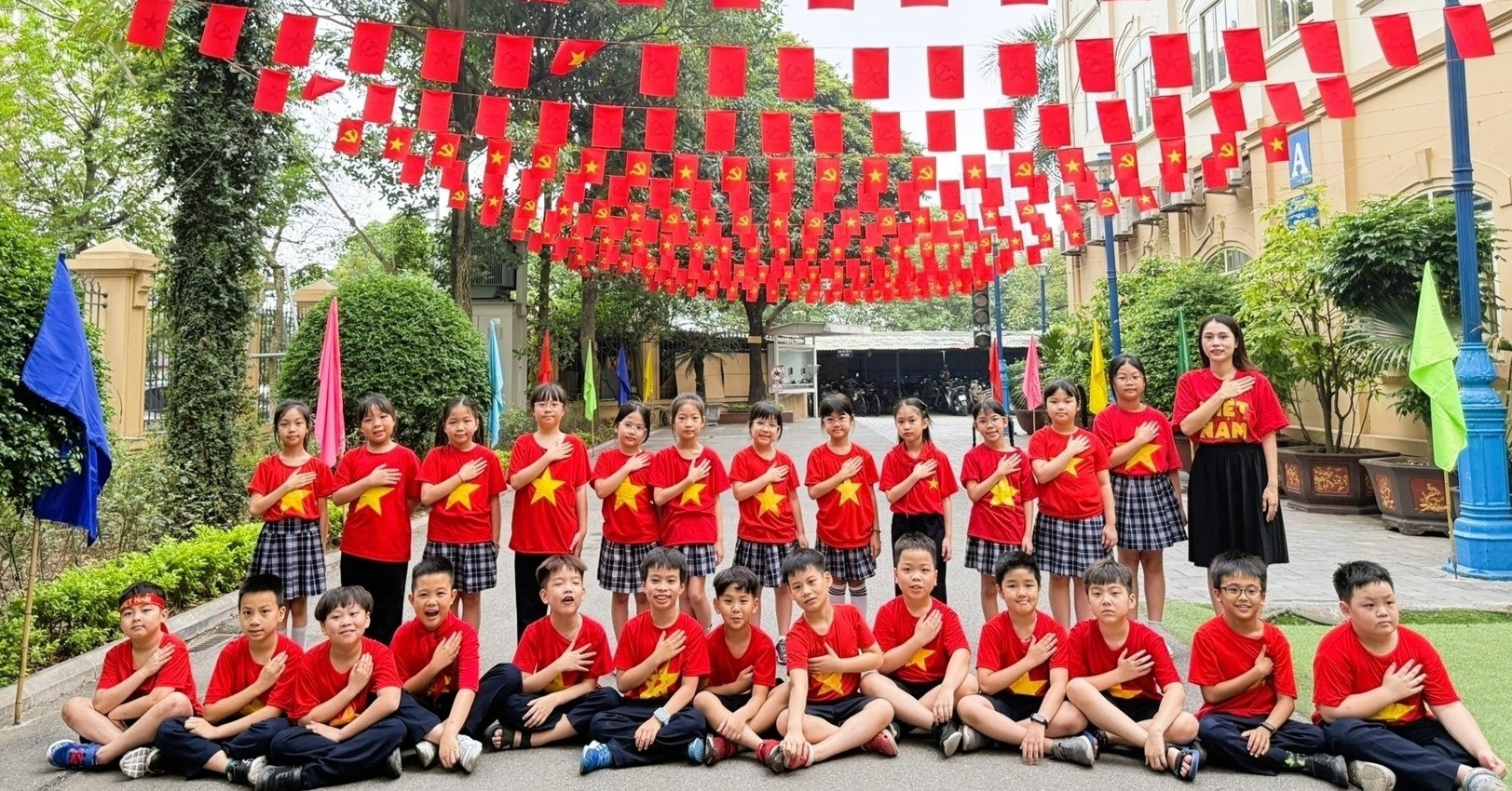 https://static-images.vnncdn.net/vps_images_publish/000001/00000Q/2025/4/28/vietnamese-schools-celebrate-reunification-day-with-a-sea-of-red-867e88173b954e42869306a1cd9d7b64-58970.jpg?s=ZWGcAeY2M0mJcI18XjvZ2w&width=0