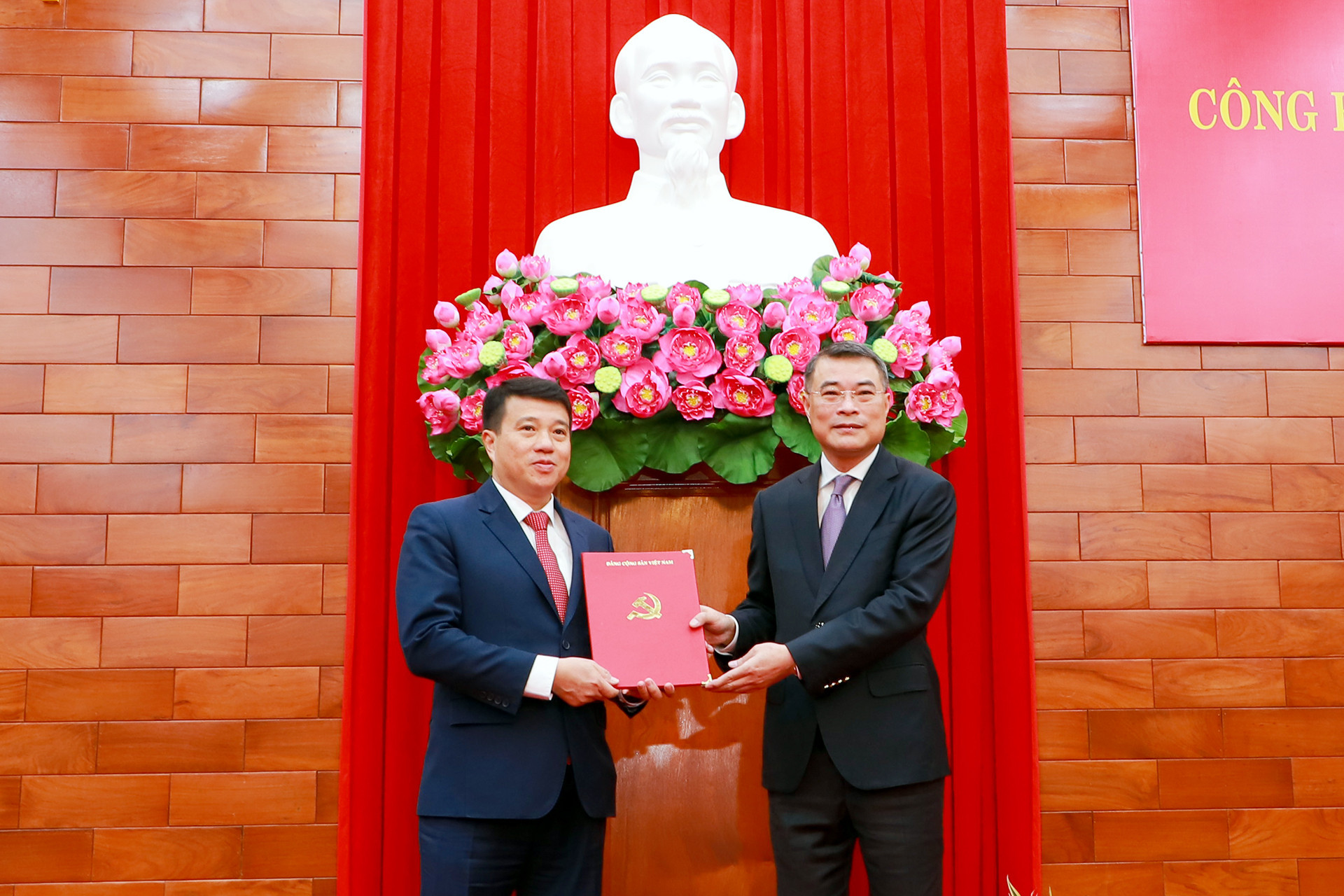 Lê Minh Hưng, ủy viên Bộ Chính trị, Trưởng Ban Tổ chức Trung ương trao quyết định cho ông Y Thanh Hà Niê Kđăm.jpg