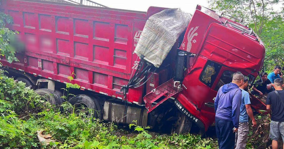 Foreign-licensed truck plunges off bridge in Lao Cai, three injured