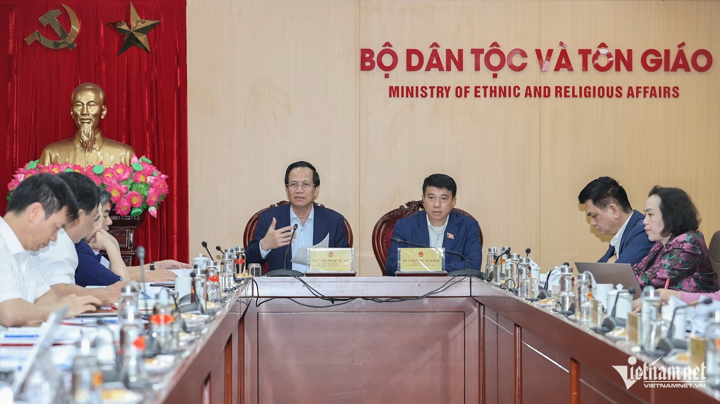 W-Toan canh buoi lam viec.jpg