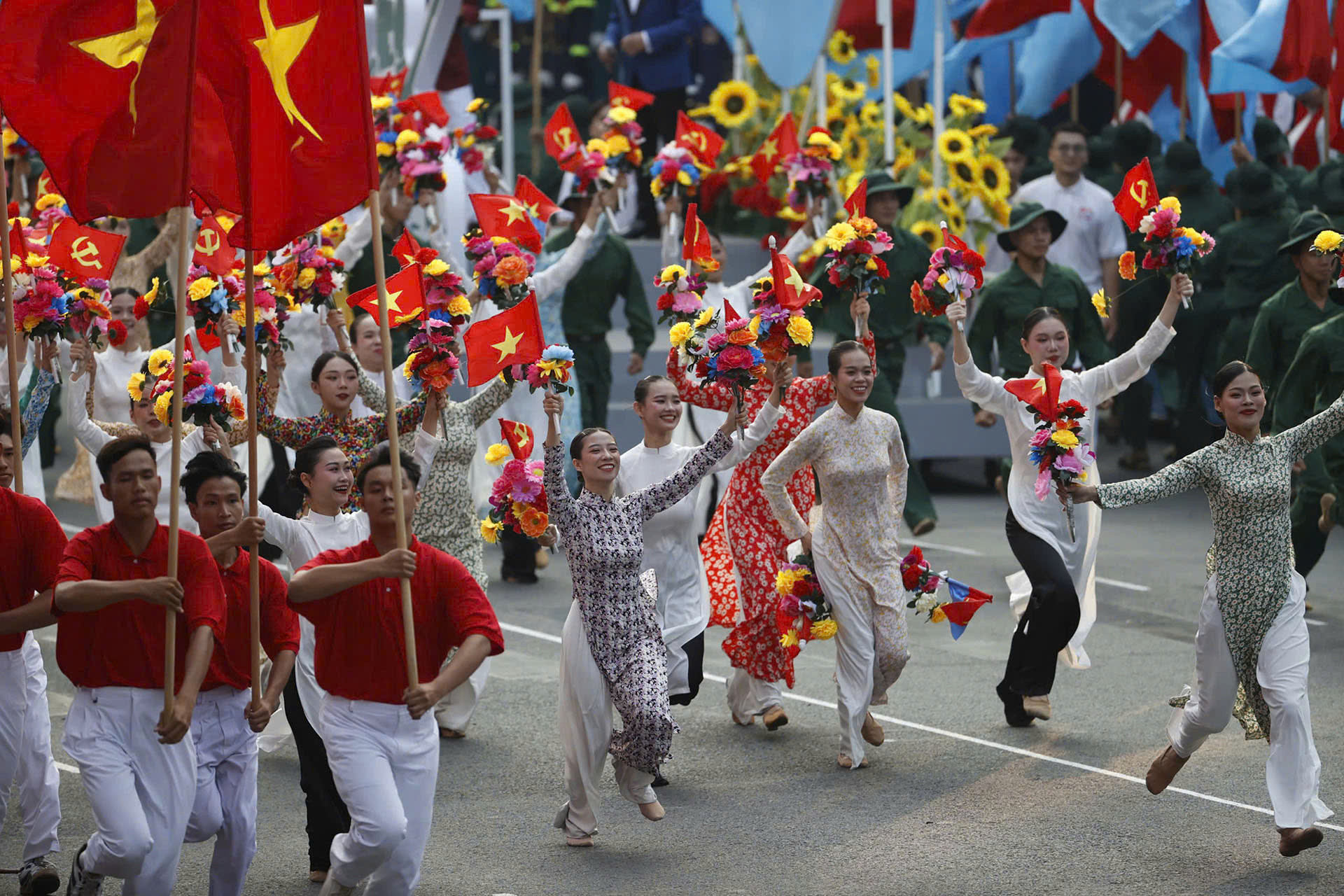 diễu binh cờ hoa.jpg
