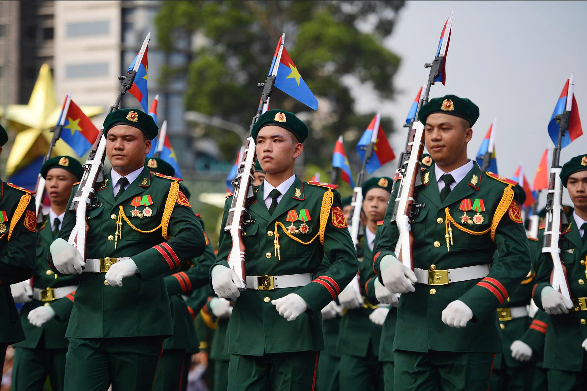 diễu binh súng.jpg