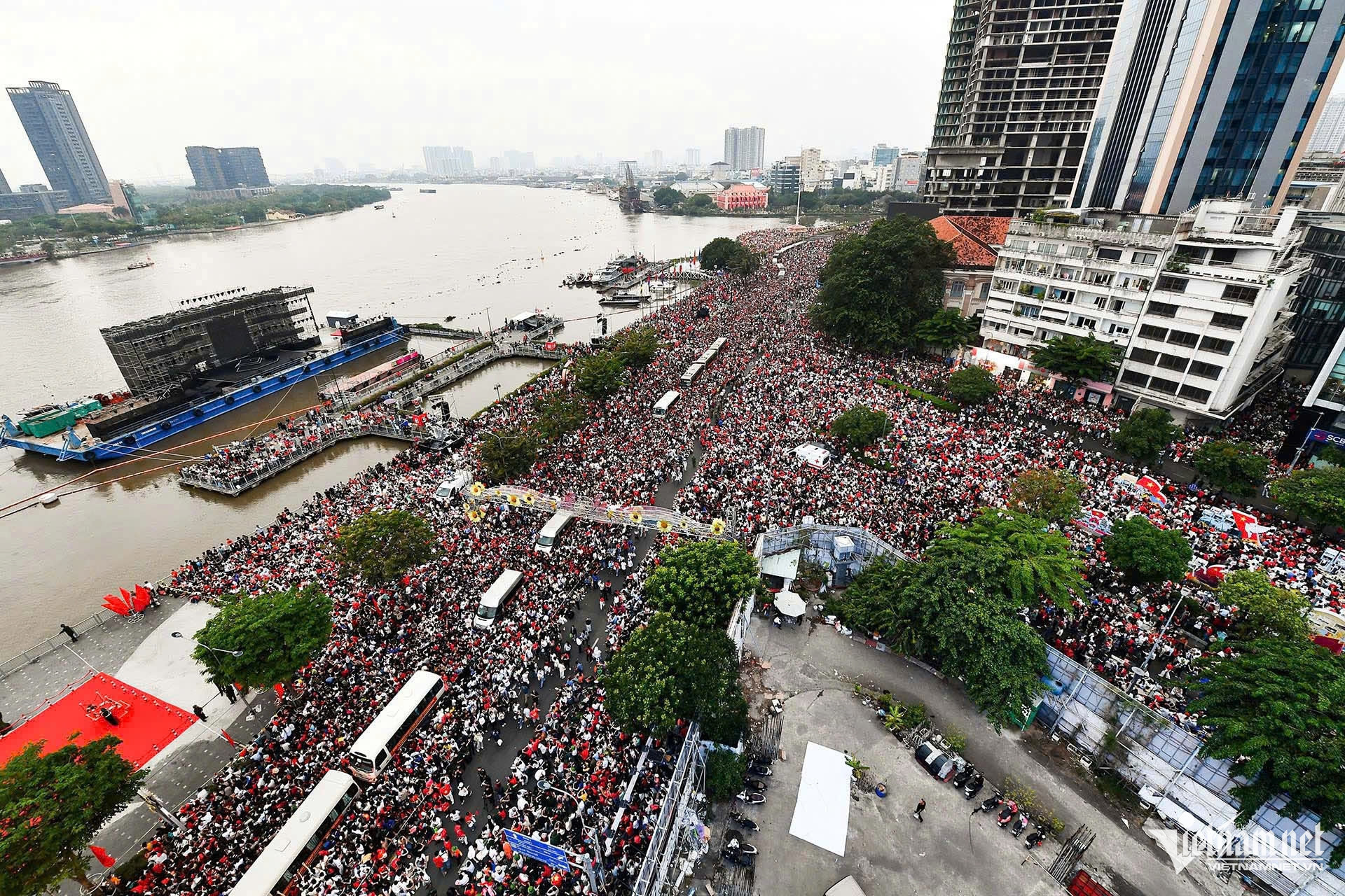 W-6h diễu binh.jpg