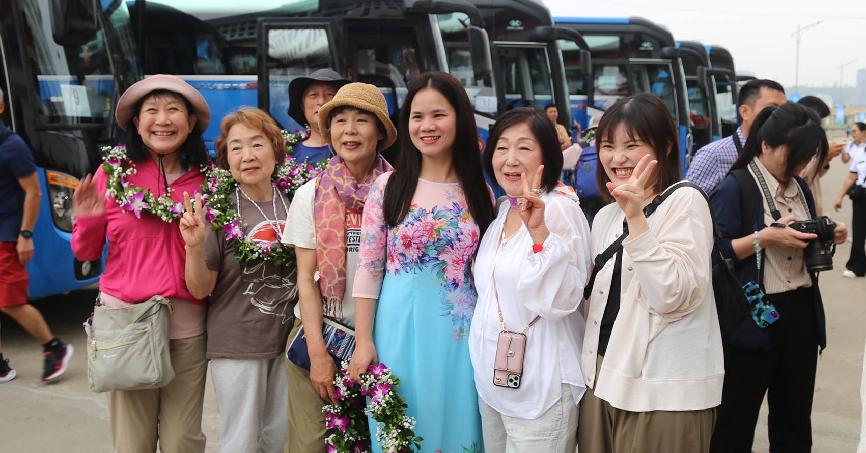Luxury Japanese cruise ship brings 1,700 tourists to Ha Long Bay