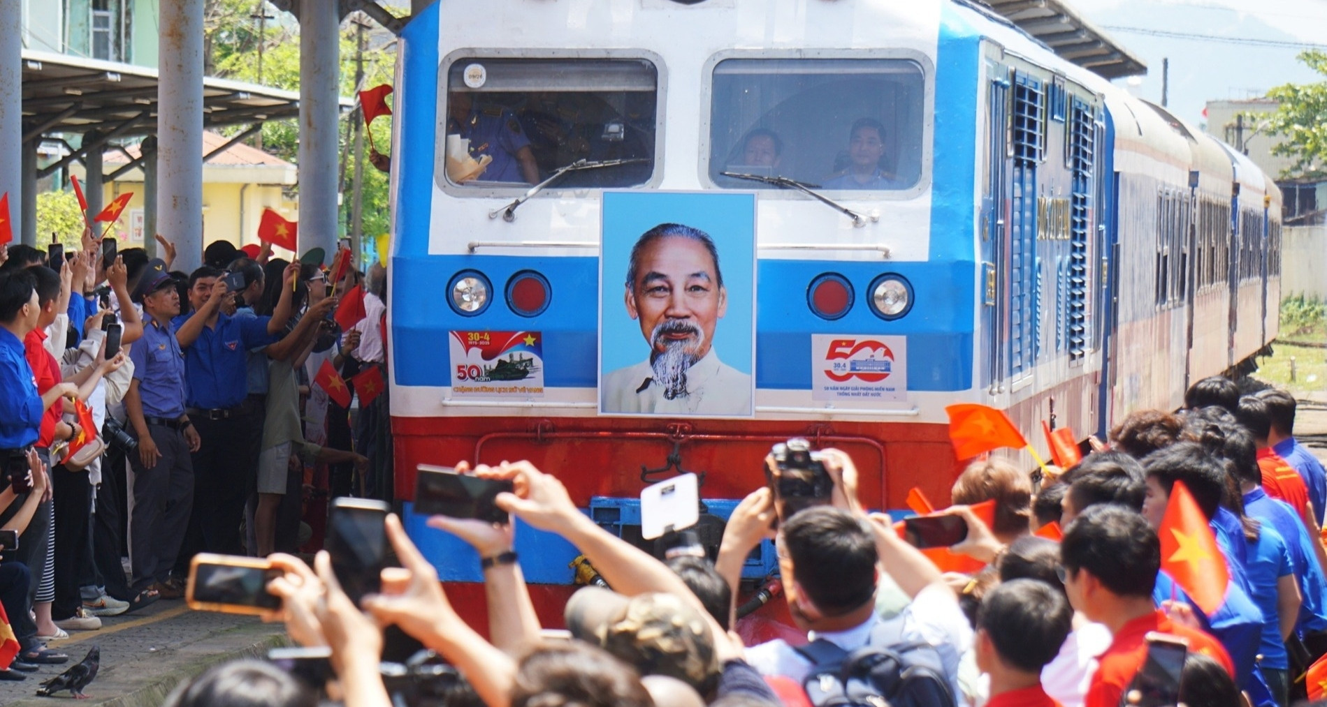 Peace doves fly as Vietnam’s North-South trains meet in Da Nang