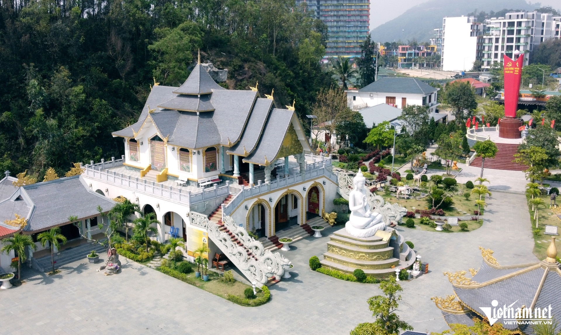vietnam pagoda2.jpg