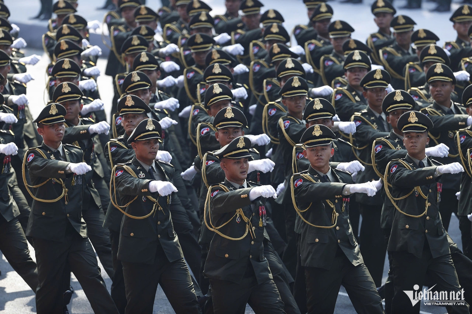 vietnam parade12.jpg