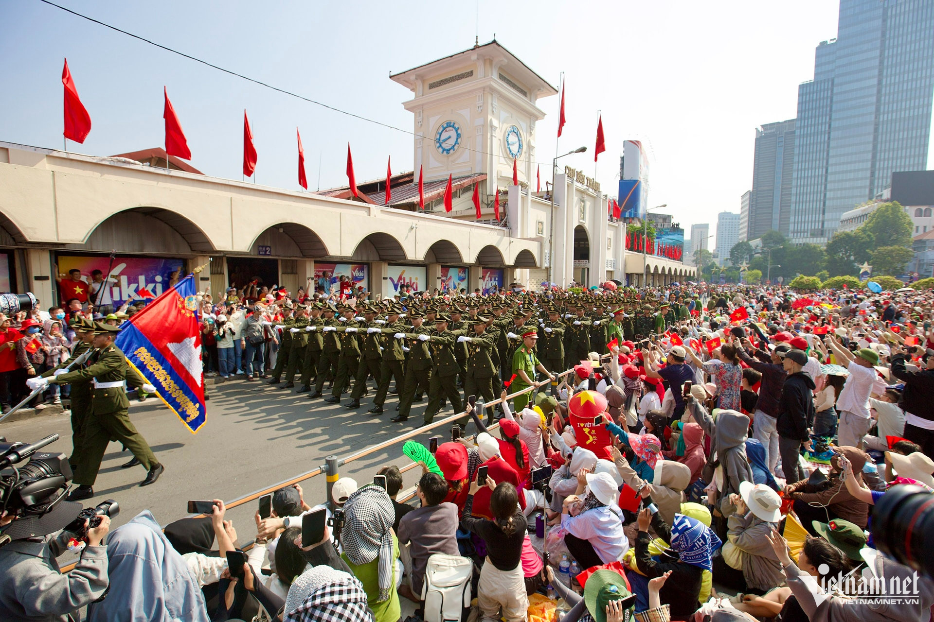 vietnam parade14.jpg