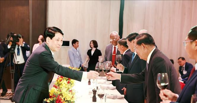 VN President hosts banquet for int'l guests at reunification celebration