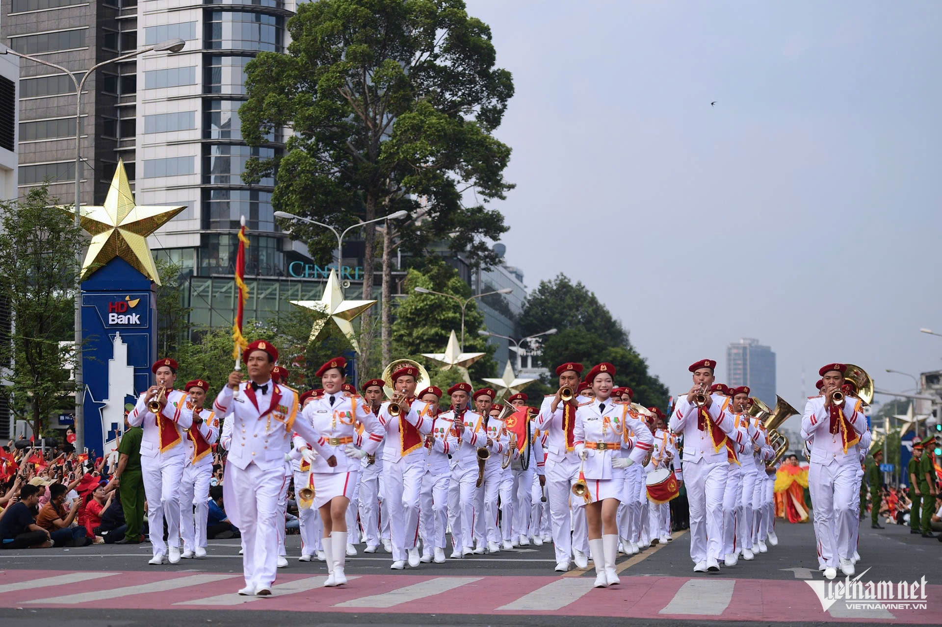 W-diễu binh kèn.jpg