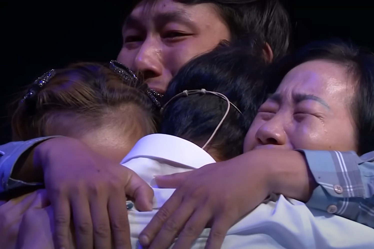 Eldest sister, a street singer, traverses country to find her two siblings