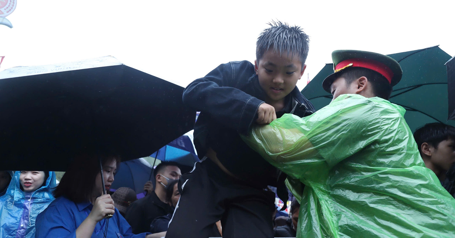 Thousands defy rain to pay tribute at Hung Kings Temple Festival