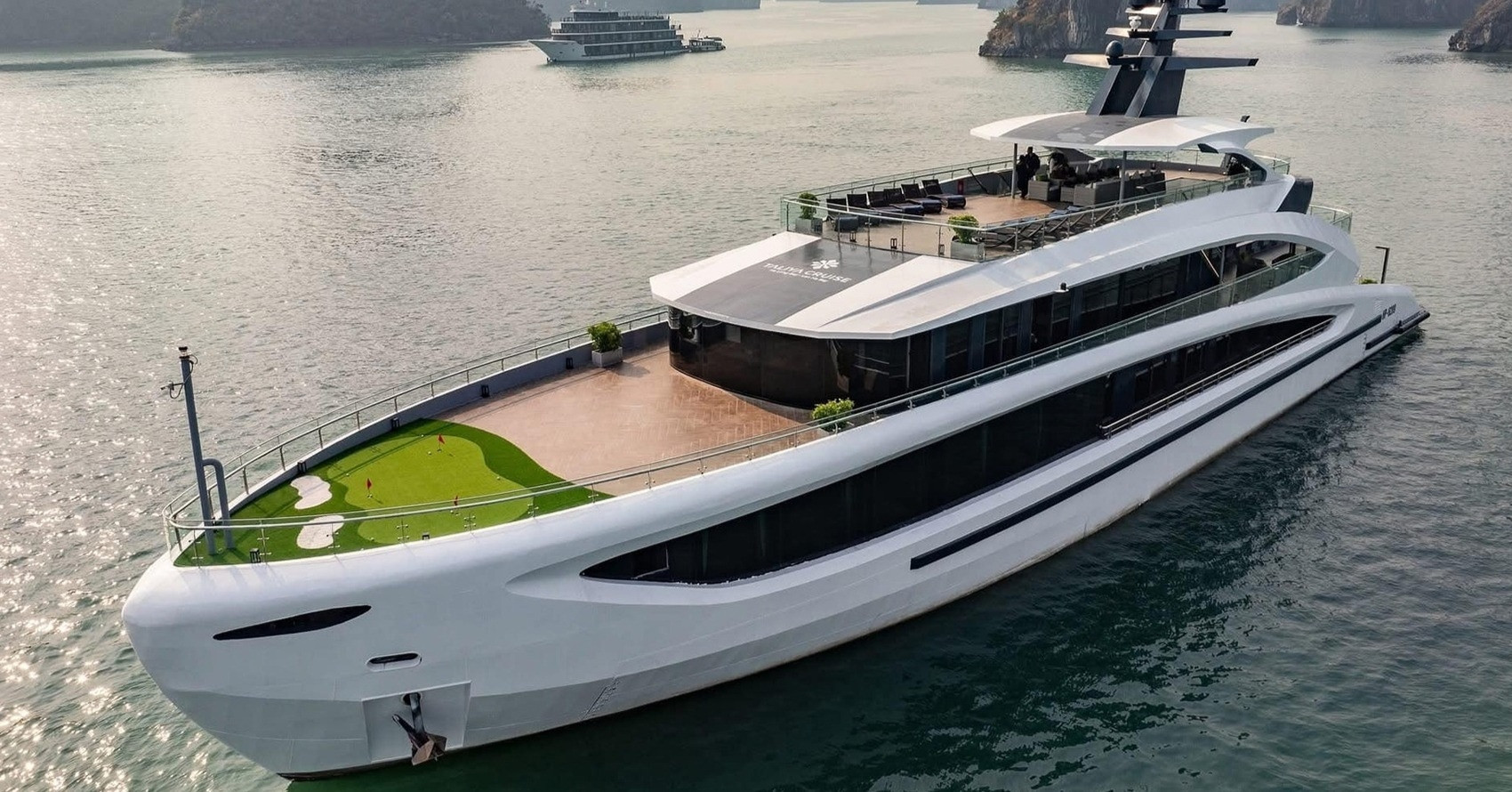 Ha Long Bay cruise faces backlash over misleading buffet experience