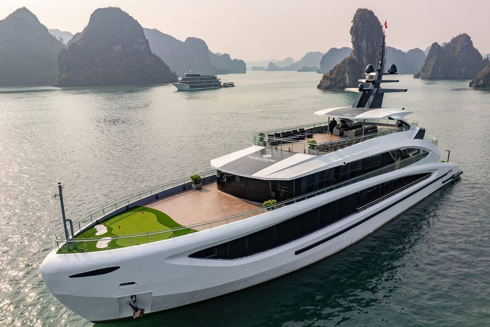 tàu du lịch.jpg