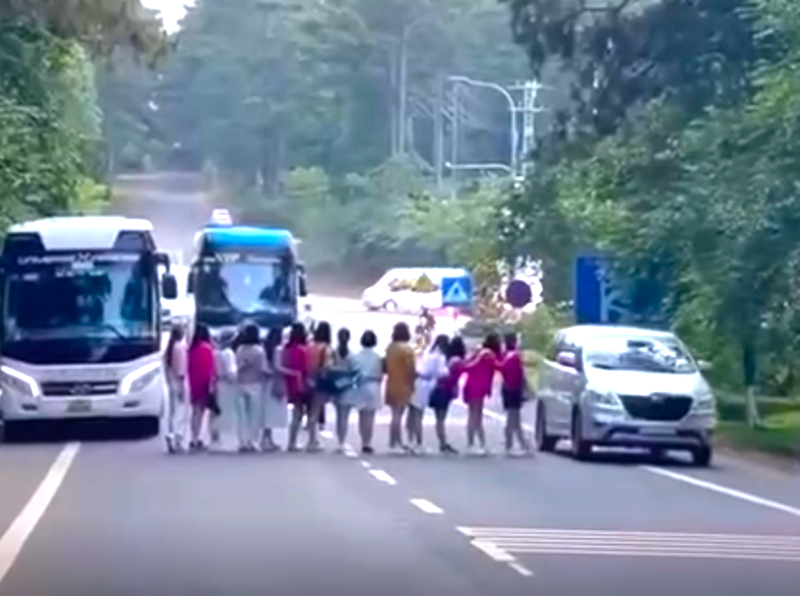 Dàn hàng ngang giữa đường để chụp ảnh 1.png