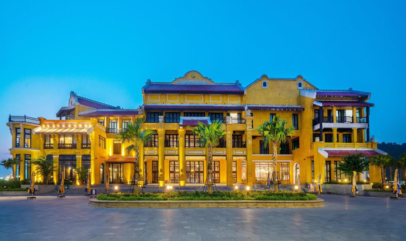 Cảng tàu khách quốc tế Hạ Long nhìn như một góc phố cổ Hội An 2.jpg