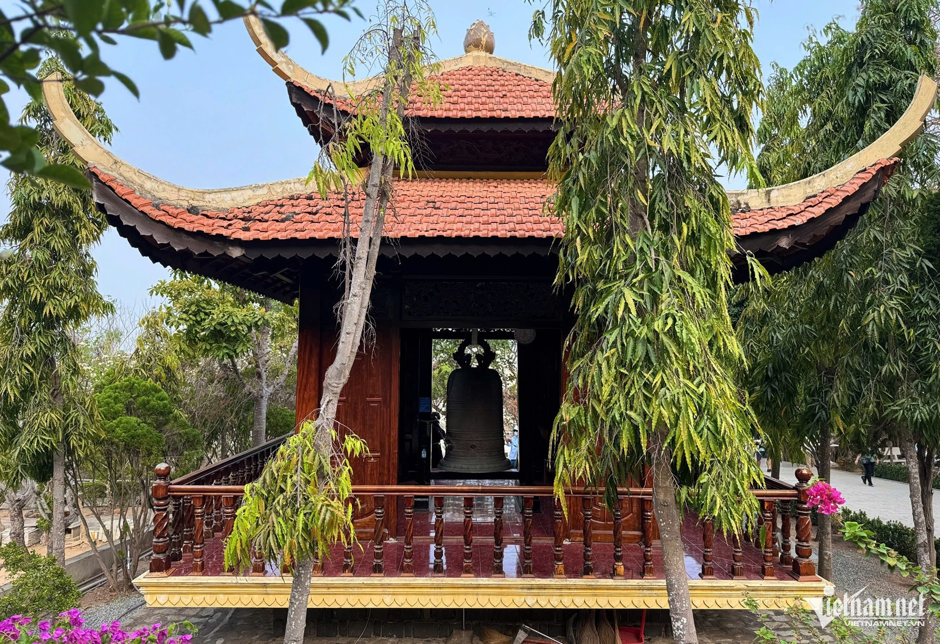 buc tuong phat dat vang khong lo ben trong thien vien chon khong vung tau 1 43717.jpg