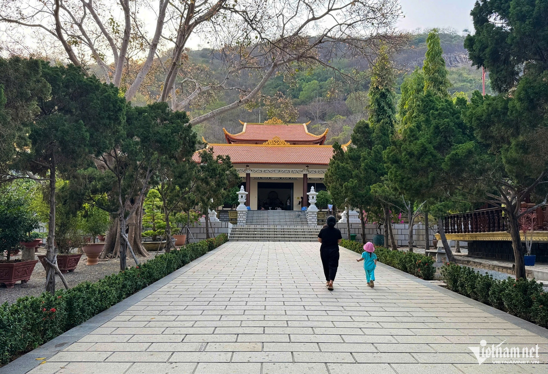 buc tuong phat dat vang khong lo ben trong thien vien chon khong vung tau 2 44239.jpg