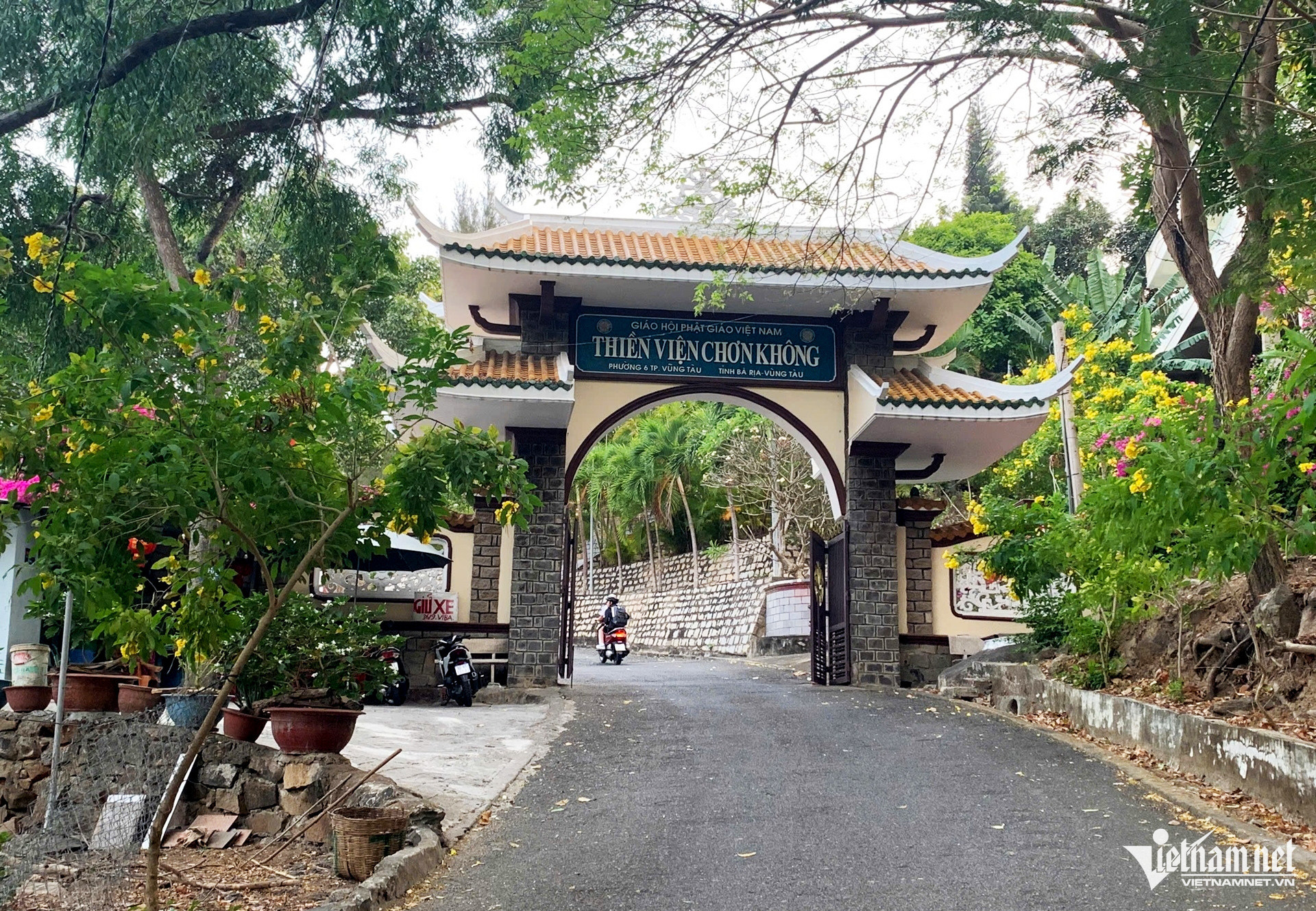 buc tuong phat dat vang khong lo ben trong thien vien chon khong vung tau 6 44893.jpg