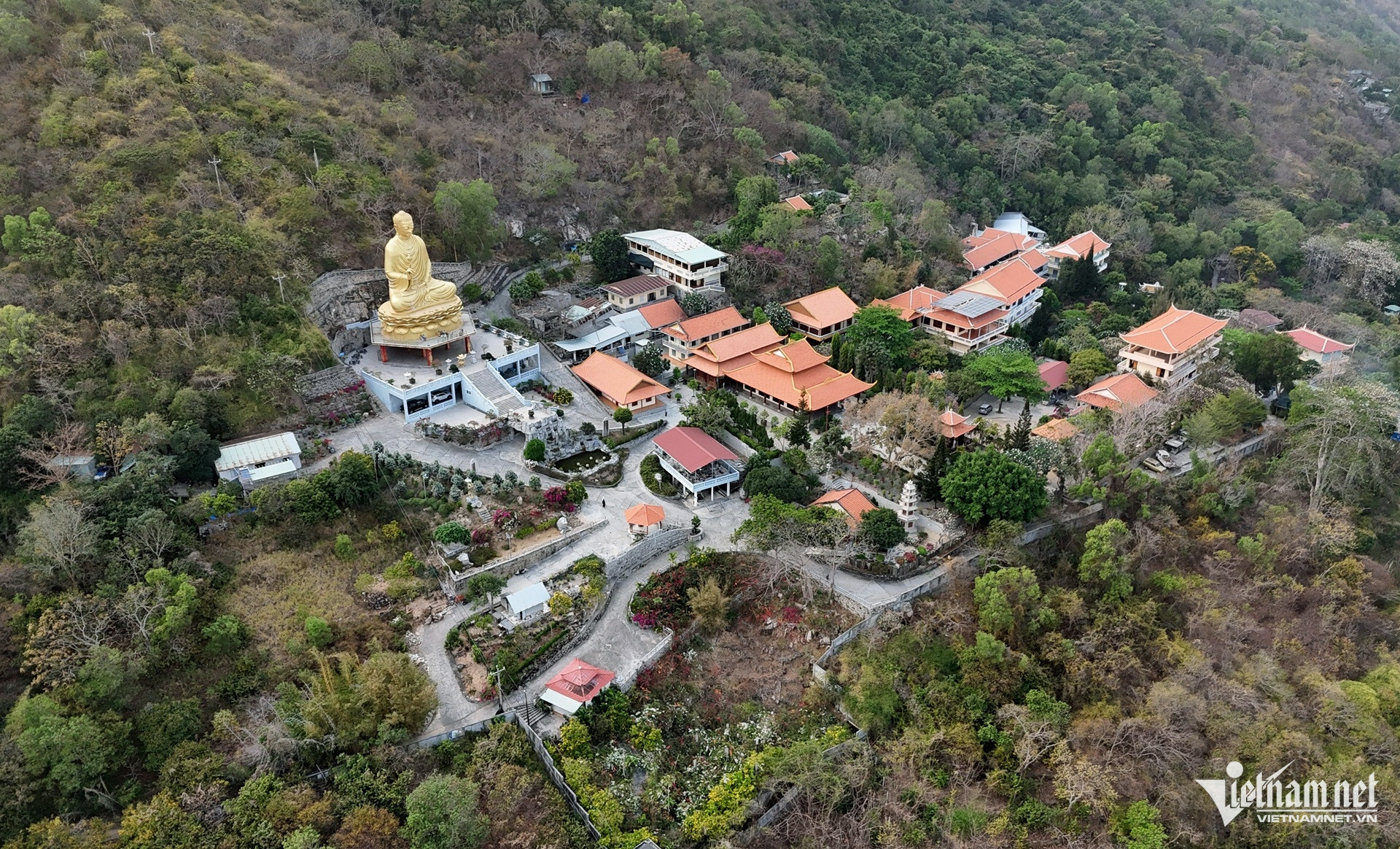 buc tuong phat dat vang khong lo ben trong thien vien chon khong vung taujpg 43618.jpg