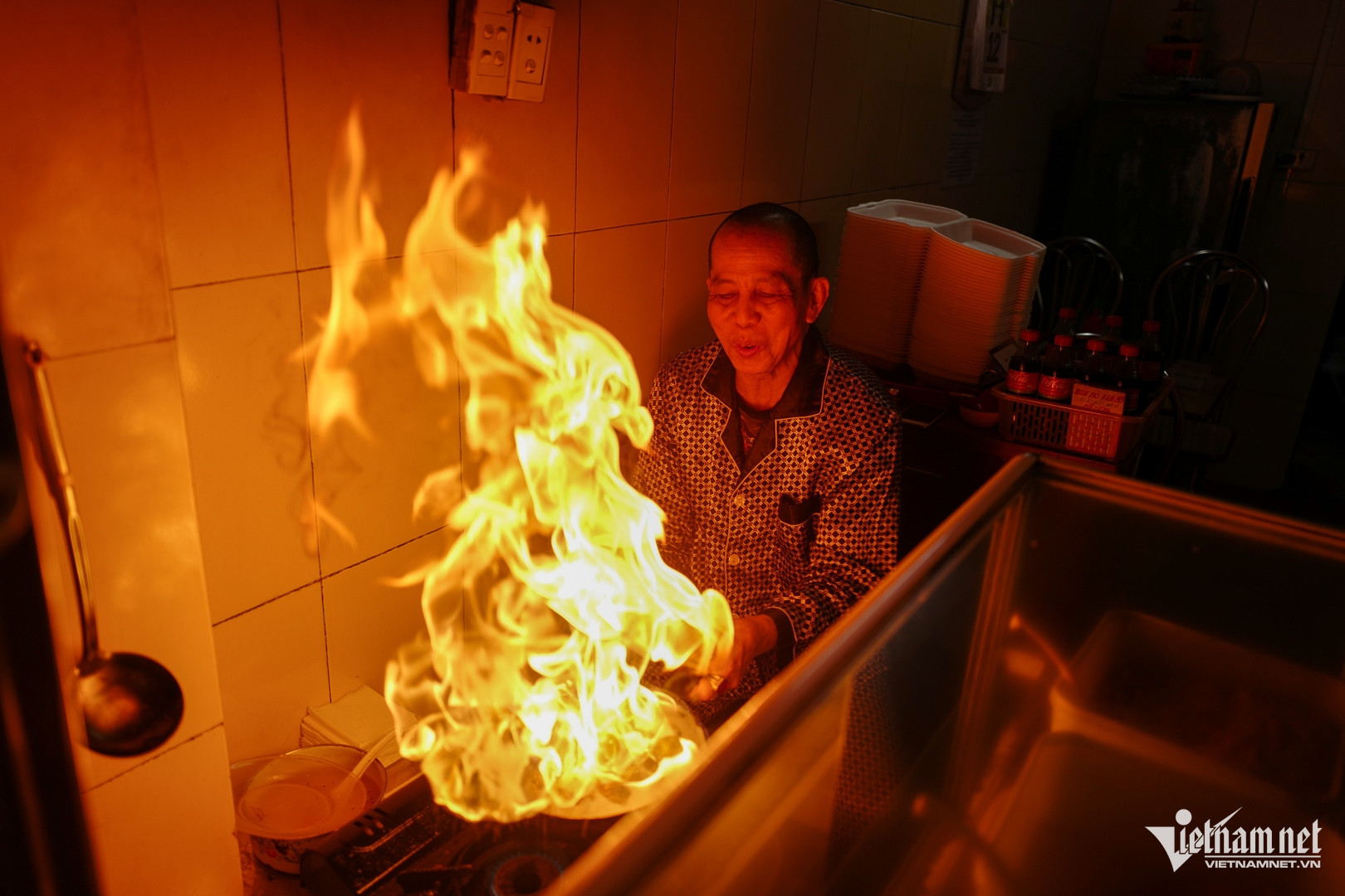 Customers squeeze through narrow alley to enjoy ‘fire-dancing’ bun bo cook