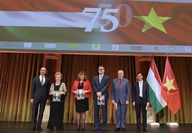 vna-potal-le-ky-niem-50-nam-ngay-giai-phong-mien-nam-thong-nhat-dat-nuoc-tai-hungary-8006429.jpg