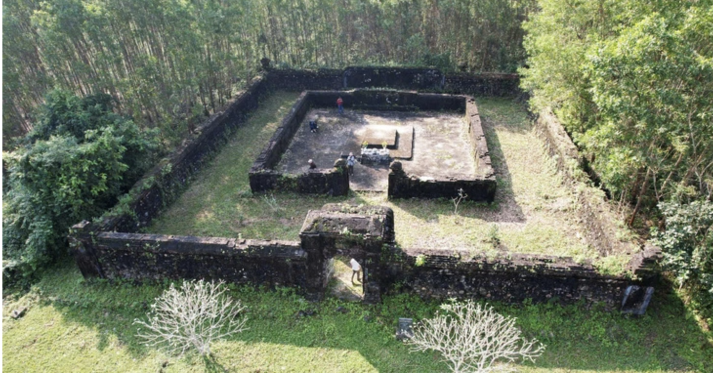 Grave robbers dig ancient tombs from kings to legends in search of treasure