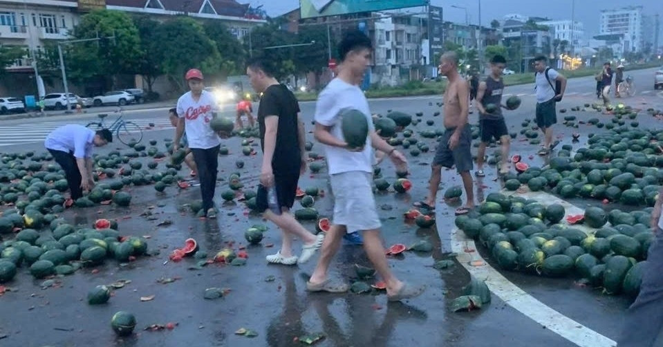 Locals form human chain to aid watermelon truck driver after crash